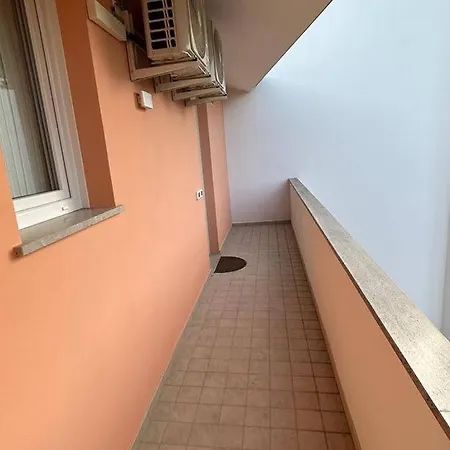 Square Apartment