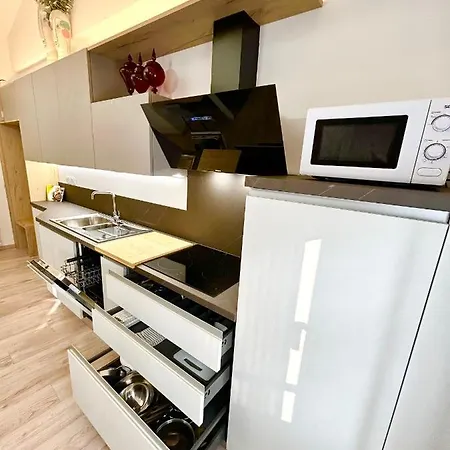 Square Apartment *